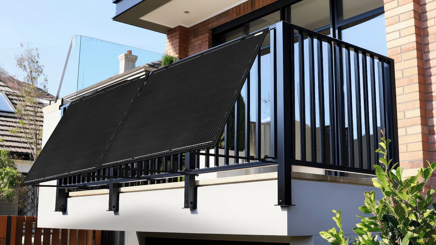 Installation d'un kit solaire plug-and-play sur un balcon pour l'autonomie énergétique"